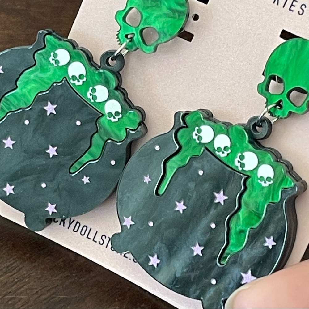 Green Zombie Skull Cauldron Handmade Acrylic Dangling Gothic Witchy Earrings - Picture 3 of 3